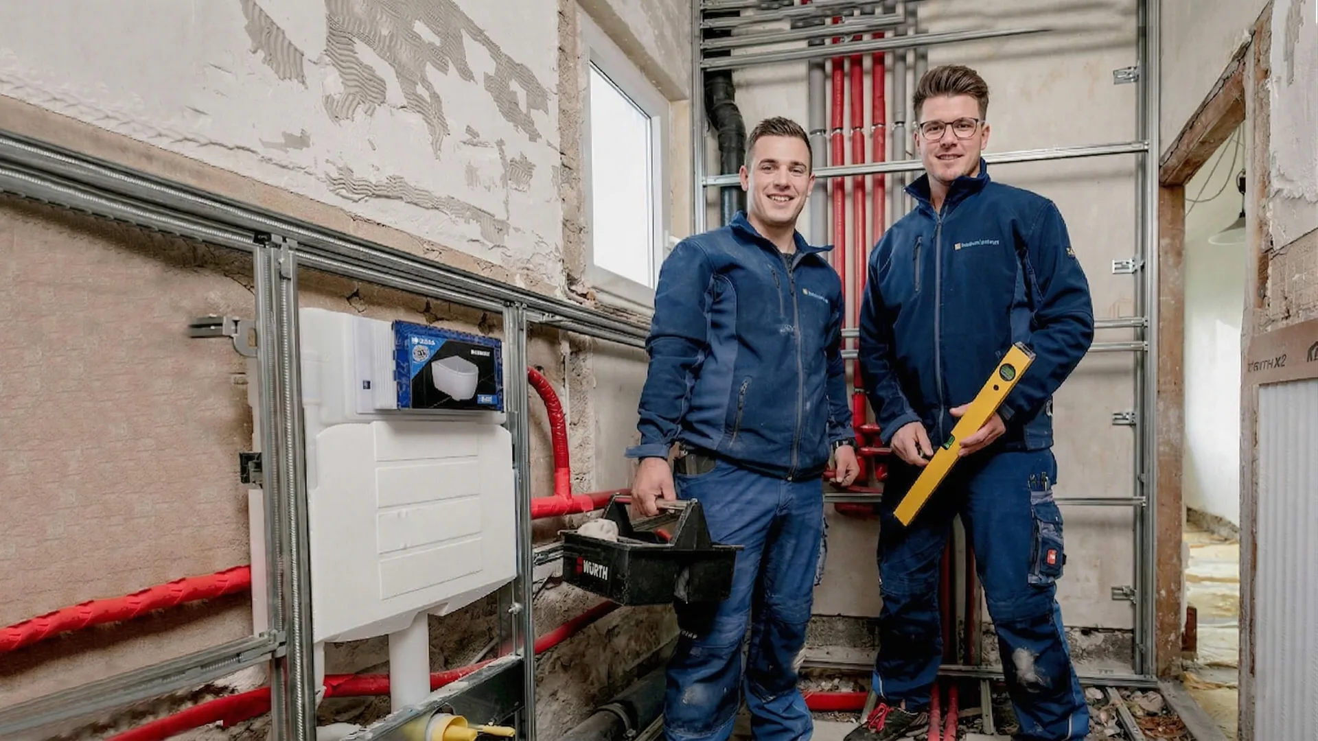 Zwei SHK-Anlagenmechaniker auf der Baustelle